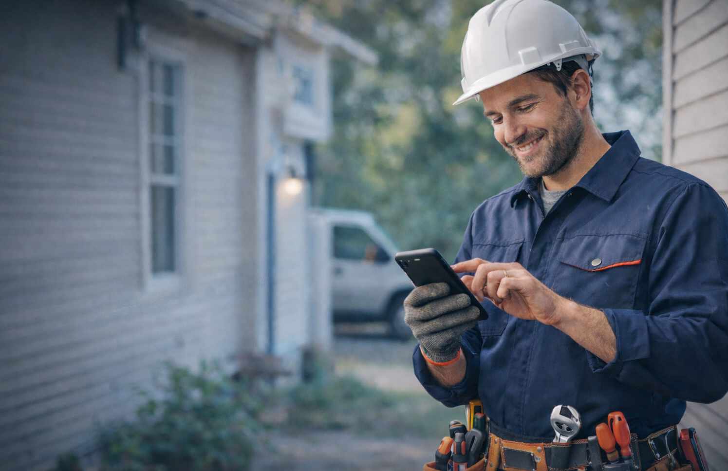 Électricien quittant un client avec sa soumission prête